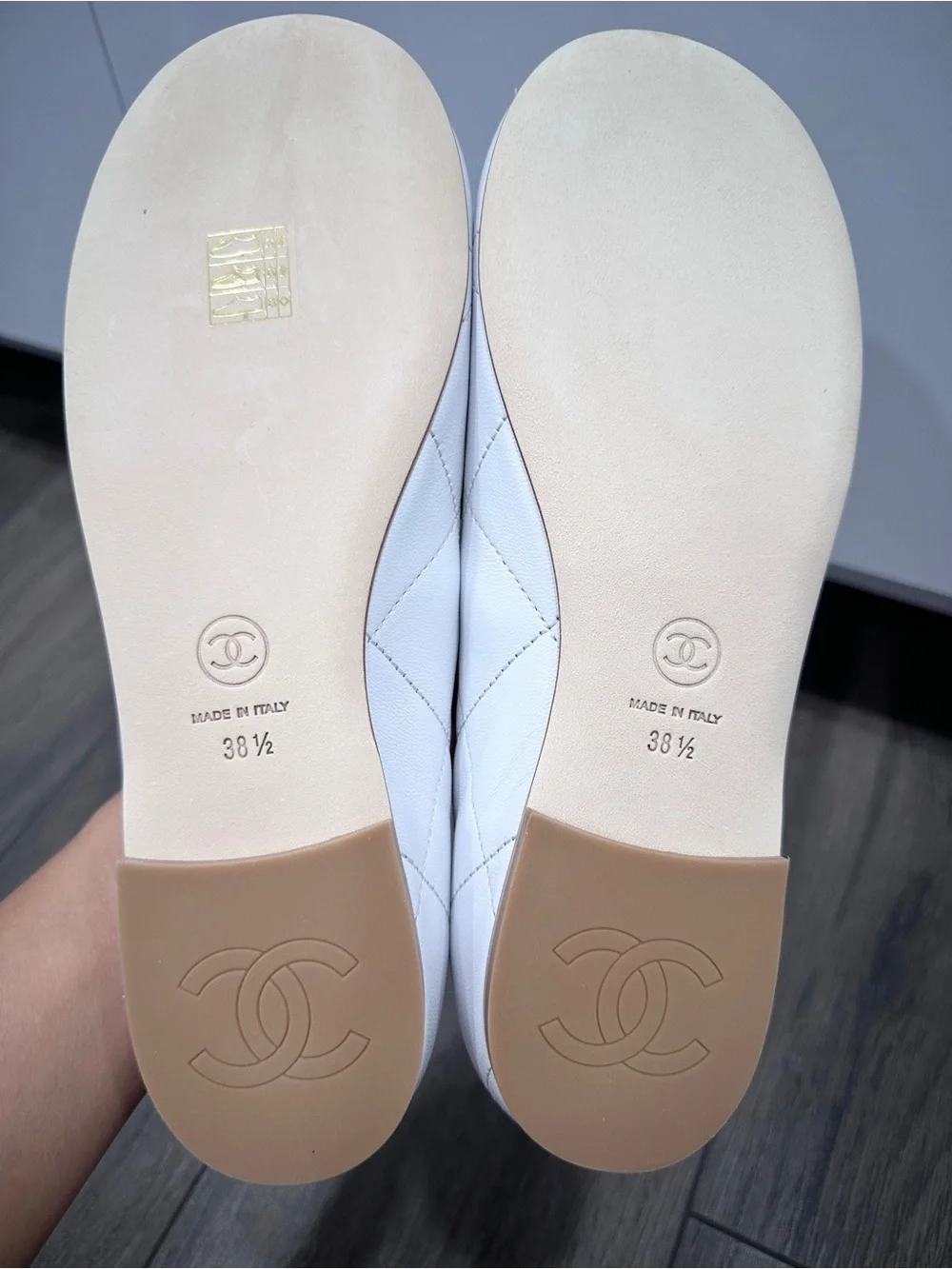 NEW CHANEL CAMBON WHITE QUILTED LEATHER FLATS WITH LARGE BLACK CC LOGO size 38.5 - Picture 16 of 16